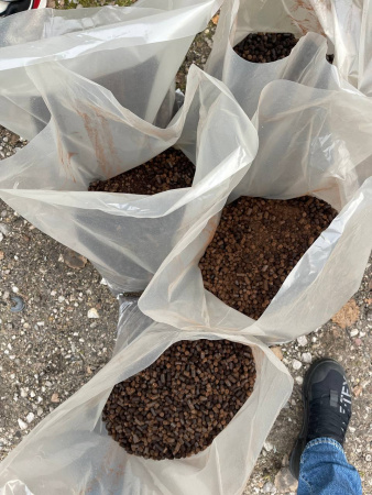 zdjęcie Czarny pellet z ligniny ze sklepu maleszklarnie.pl